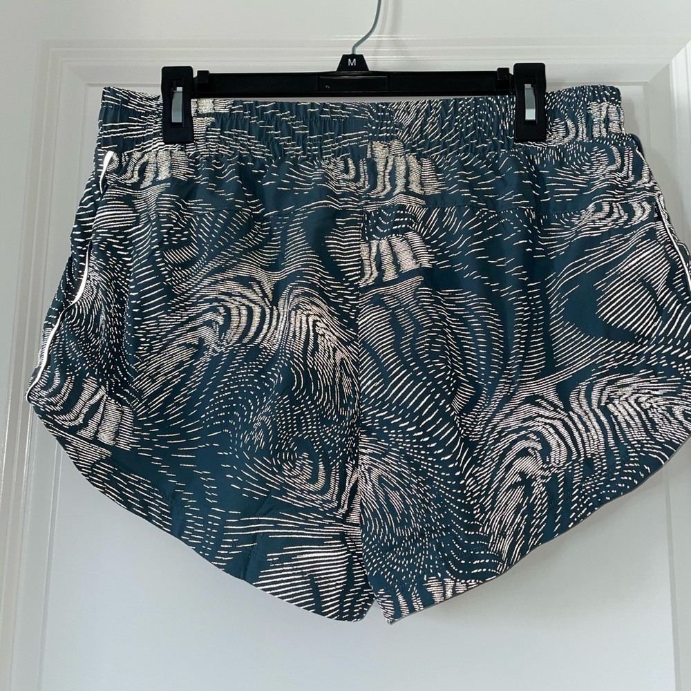 NWT Fabletics Eco Full Speed Run Short - Large - Ocean Eyes Reflective